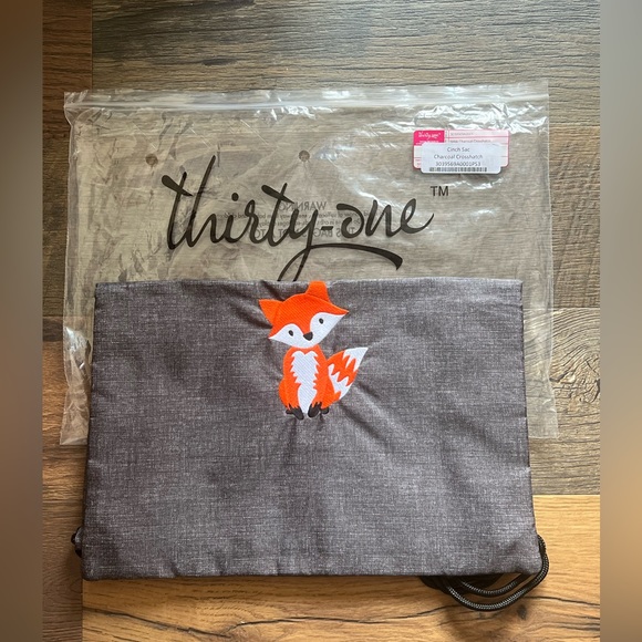 thirty-one Handbags - Thirty-One Cinch Sac Charcoal Crosshatch with Fox Front Zipper New 18.5×14.5